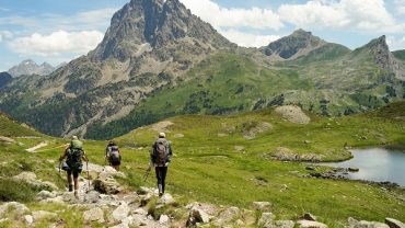 Hiking ή trekking σε ορεινή πεζοπορική διαδρομή