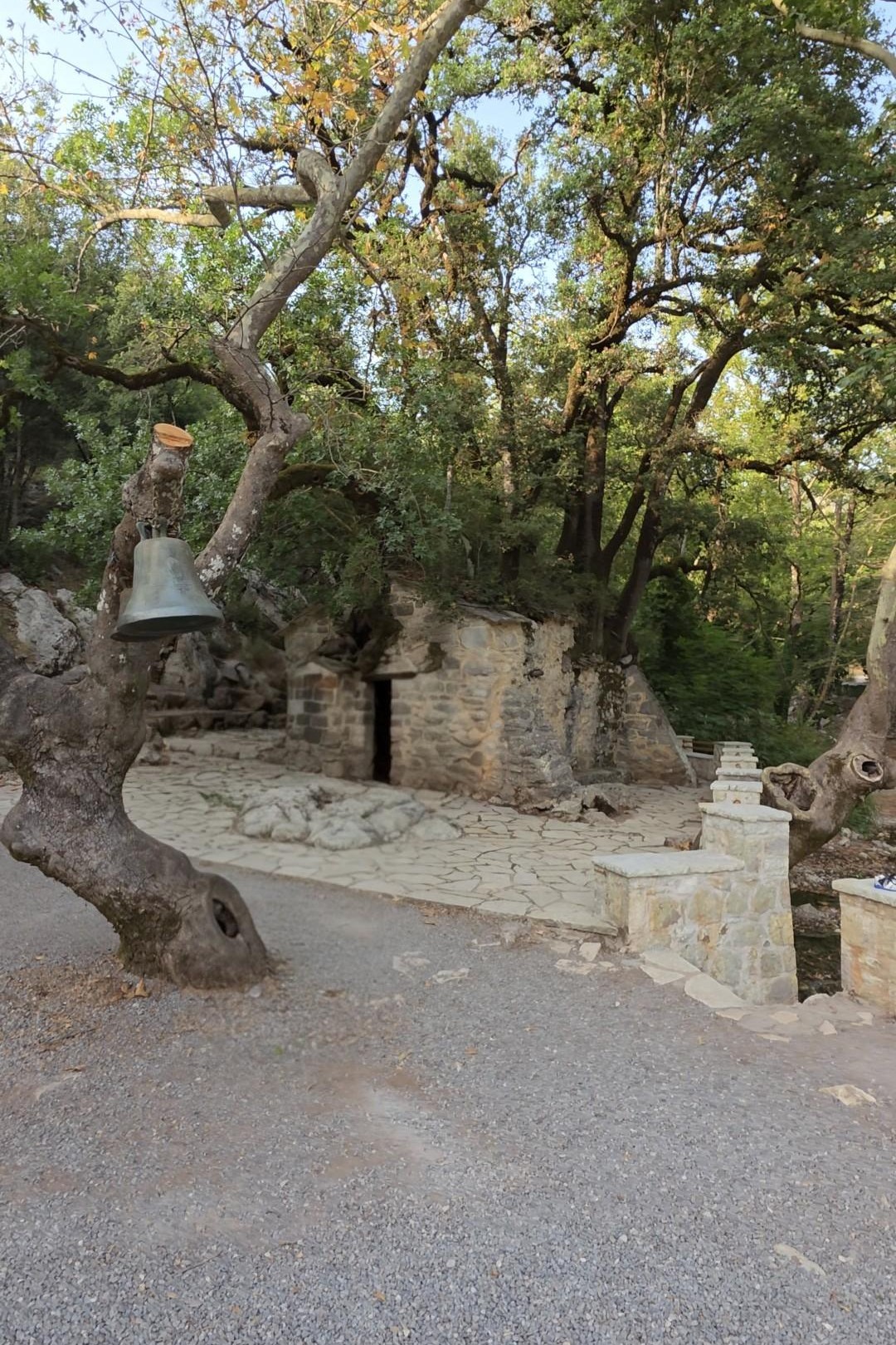 Πέτρινος ναός Αγίας Θεοδώρας στη Βάστα Αρκαδίας κάτω από μεγάλα δέντρα