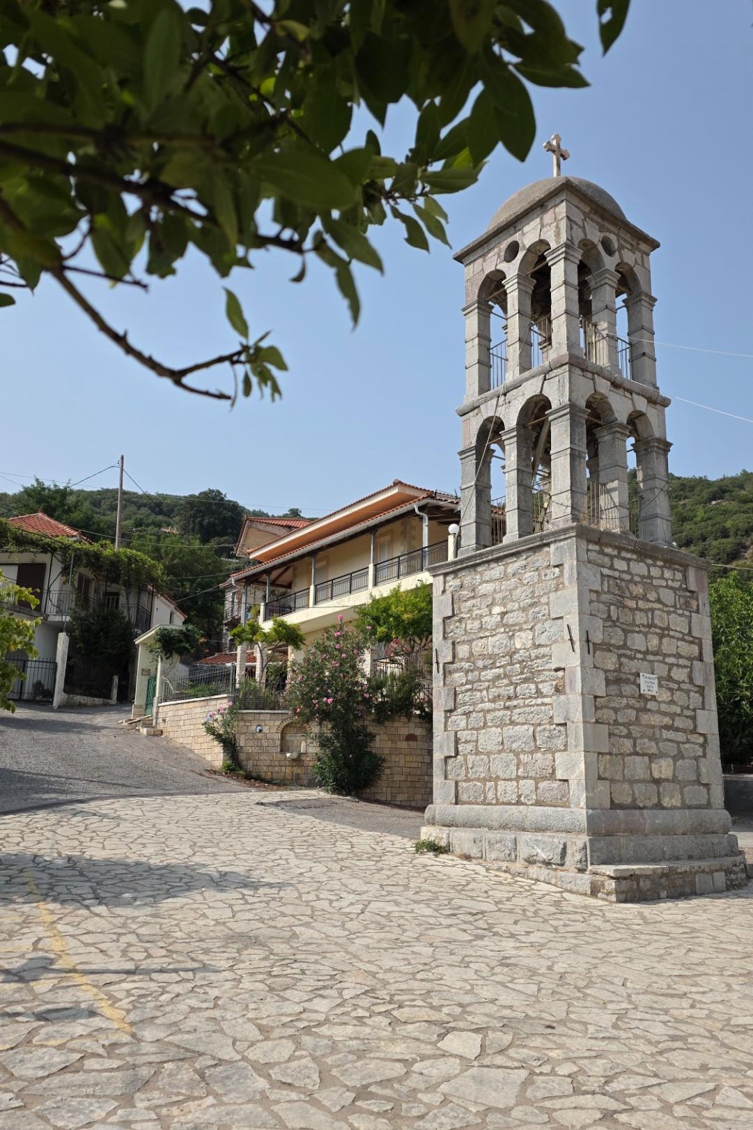 Πέτρινο καμπαναριό στον οικισμό Βάστα Αρκαδίας
