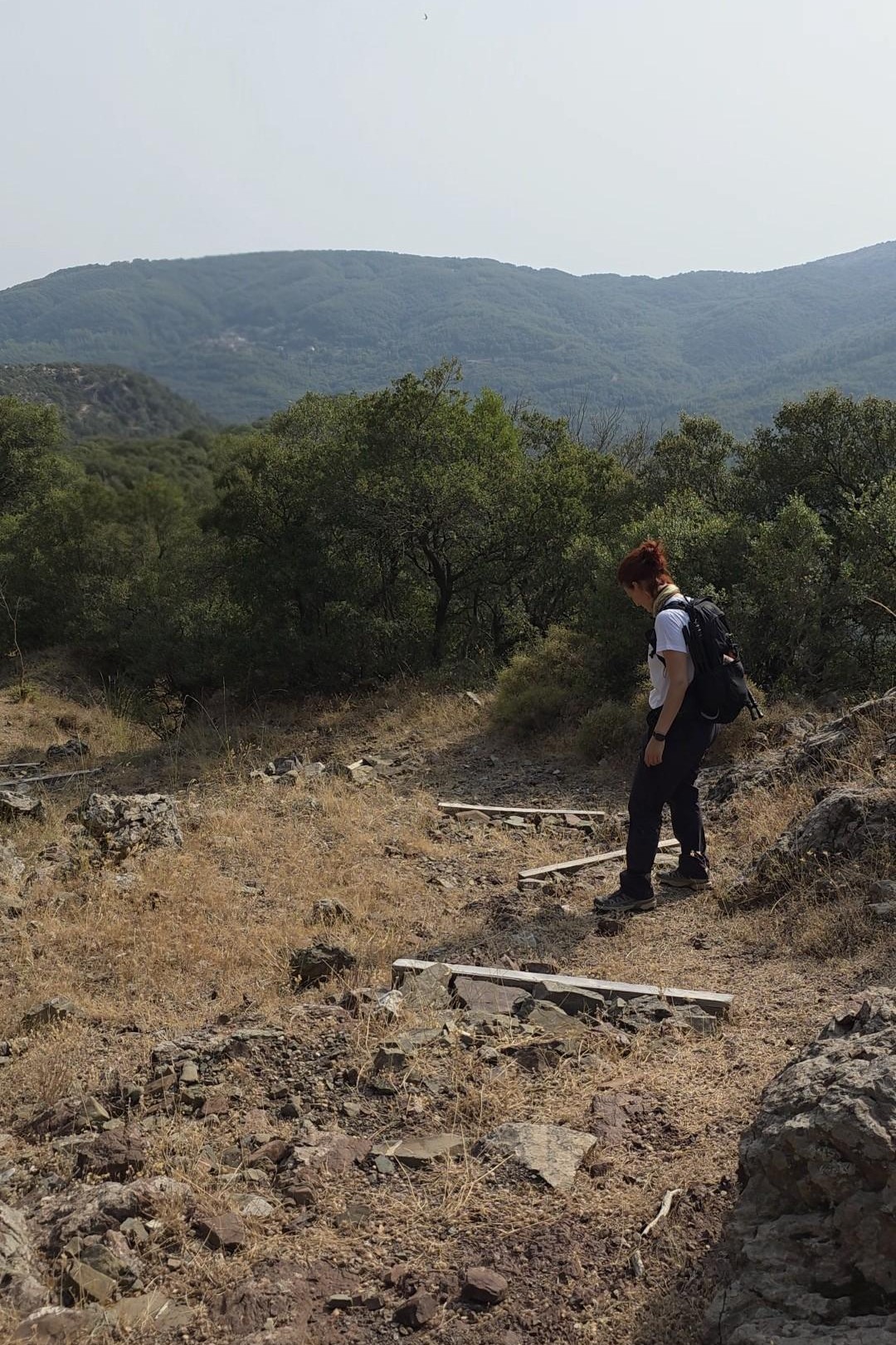 Πεζοπόρος σε βραχώδες τερέν με δασωμένες πλαγιές στη Βάστα Αρκαδίας