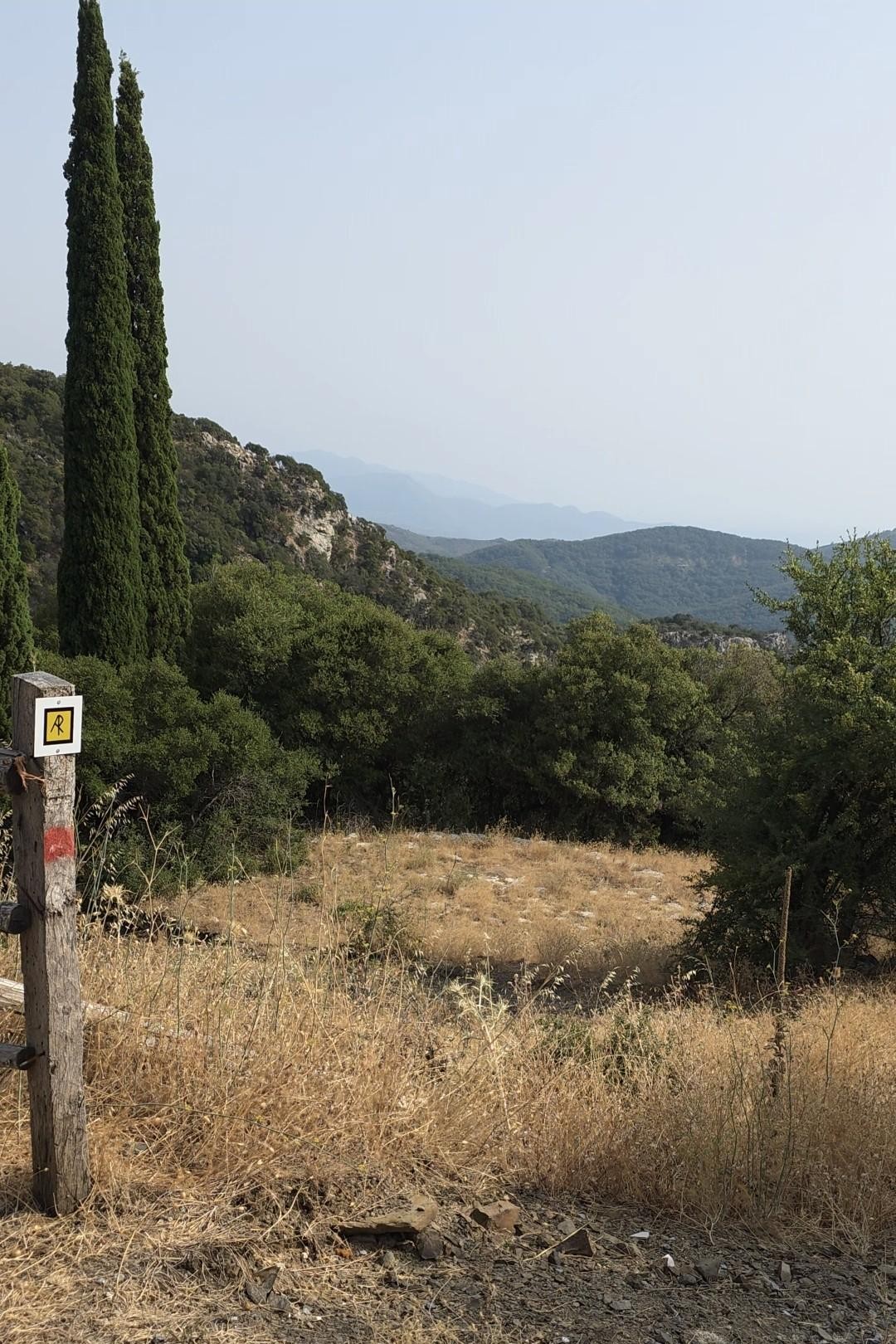 Σήμανση πεζοπορικού μονοπατιού στη Βάστα Αρκαδίας