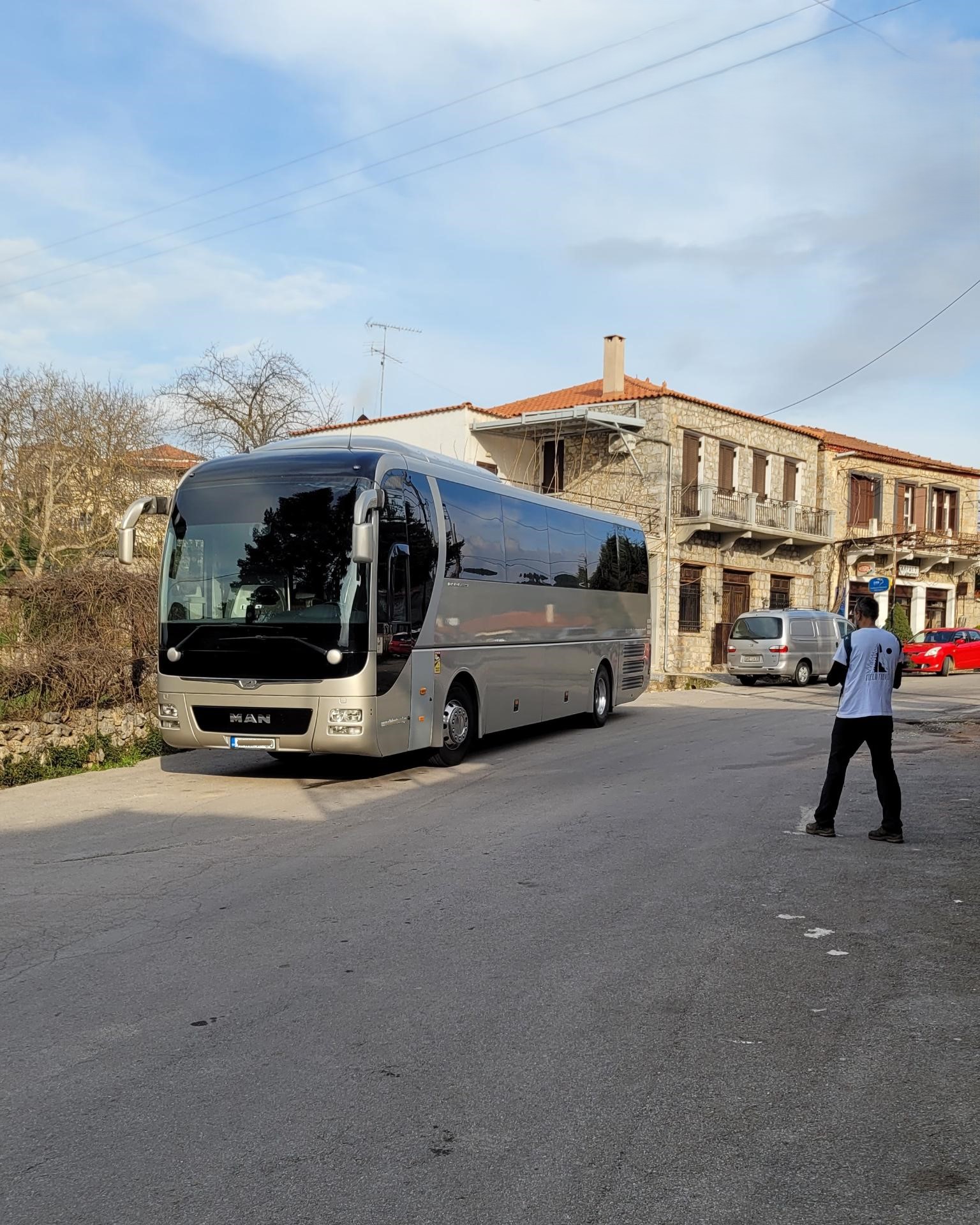 λεωφορείο εκδρομής στο χωριό για πεζοπορία στο μονοπάτι του νερού