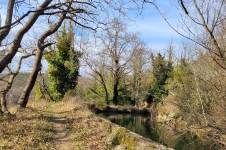 μονοπάτι πεζοπορίας δίπλα σε κανάλι νερού στο μονοπάτι του νερού στην αρκαδία
