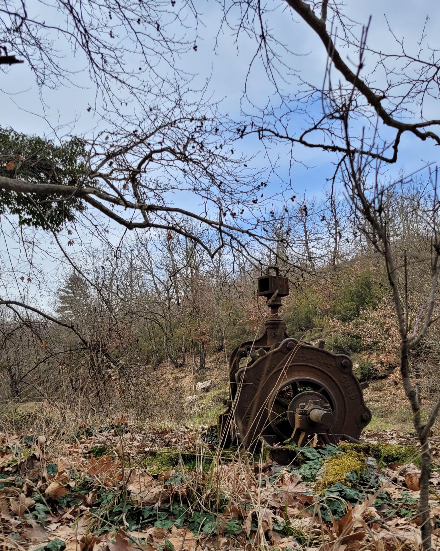 παλιός μηχανισμός άντλησης νερού στο μονοπάτι του νερού αρκαδία