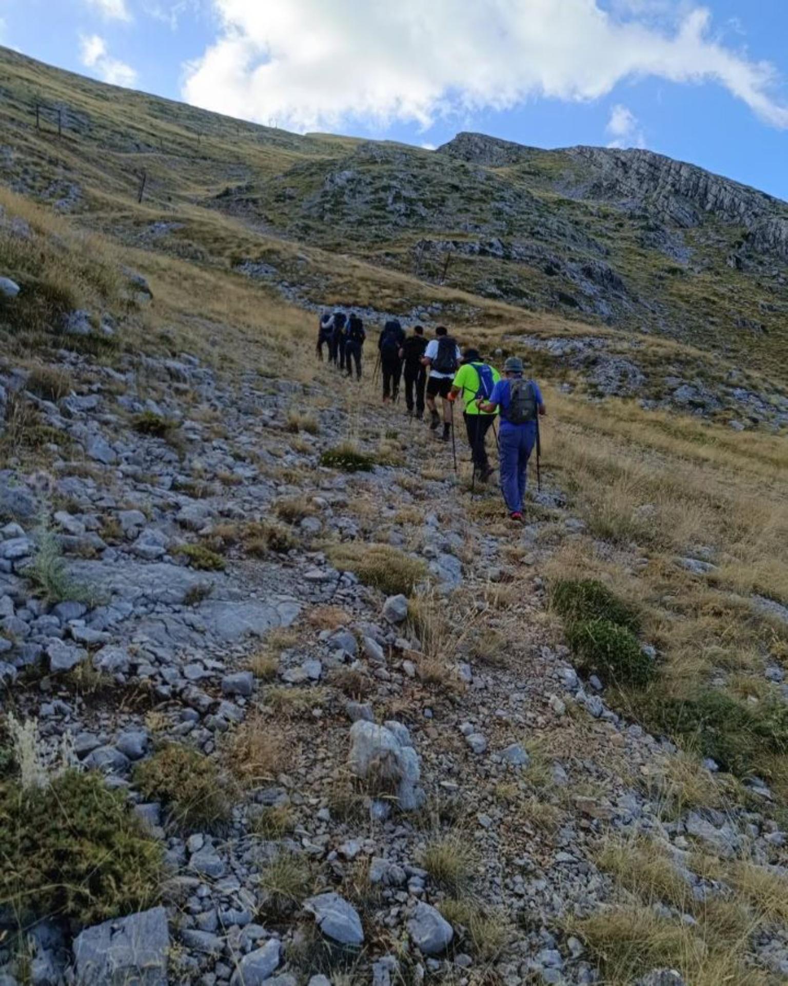 Ομάδα πεζοπόρων ανηφορίζει στις βραχώδεις πλαγιές του Παρνασσού