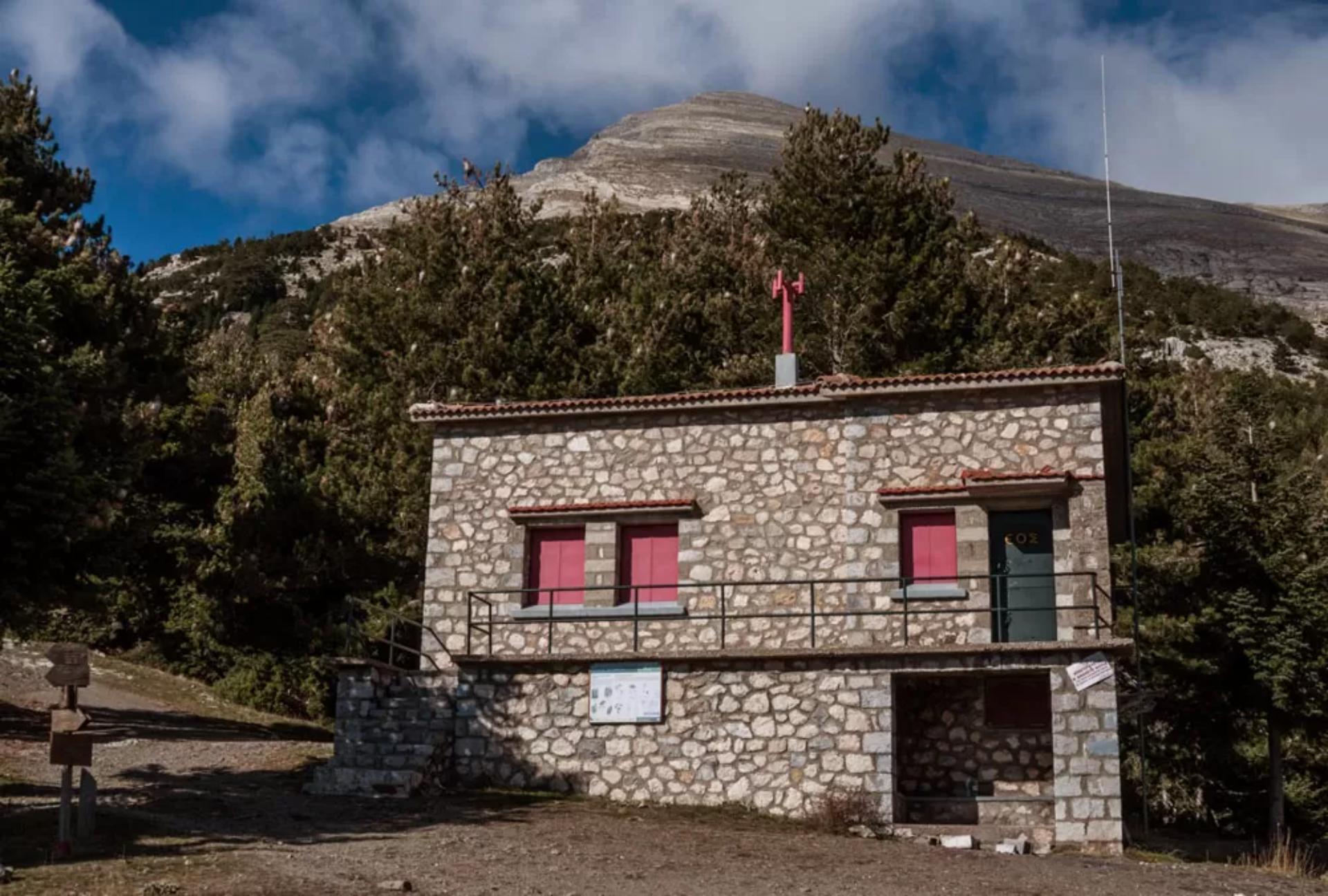 Πέτρινο καταφύγιο στις πλαγιές του Ταϋγέτου