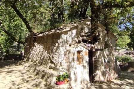 Πεζοπορία στη Βάστα προς την Αγία Θεοδώρα μέσα στο καταπράσινο τοπίο της Αρκαδίας