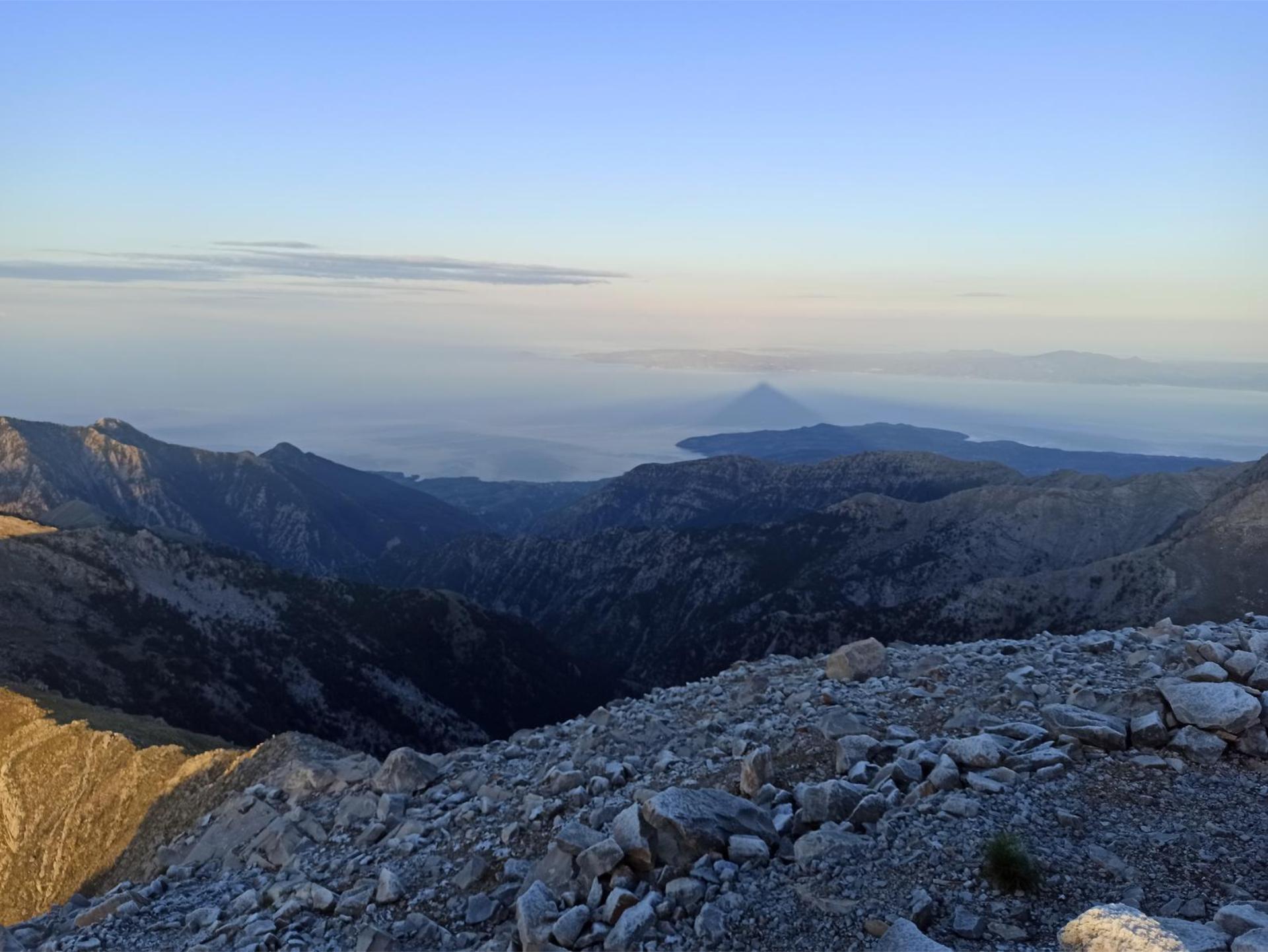 Σκιά πυραμίδας πάνω από τον ορίζοντα την ανατολή