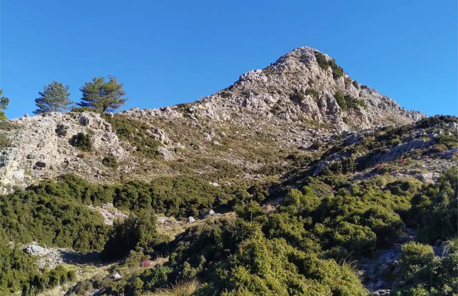 Βραχώδης κορυφή στον Ταΰγετο κατά τη διάρκεια ορεινής πεζοπορίας