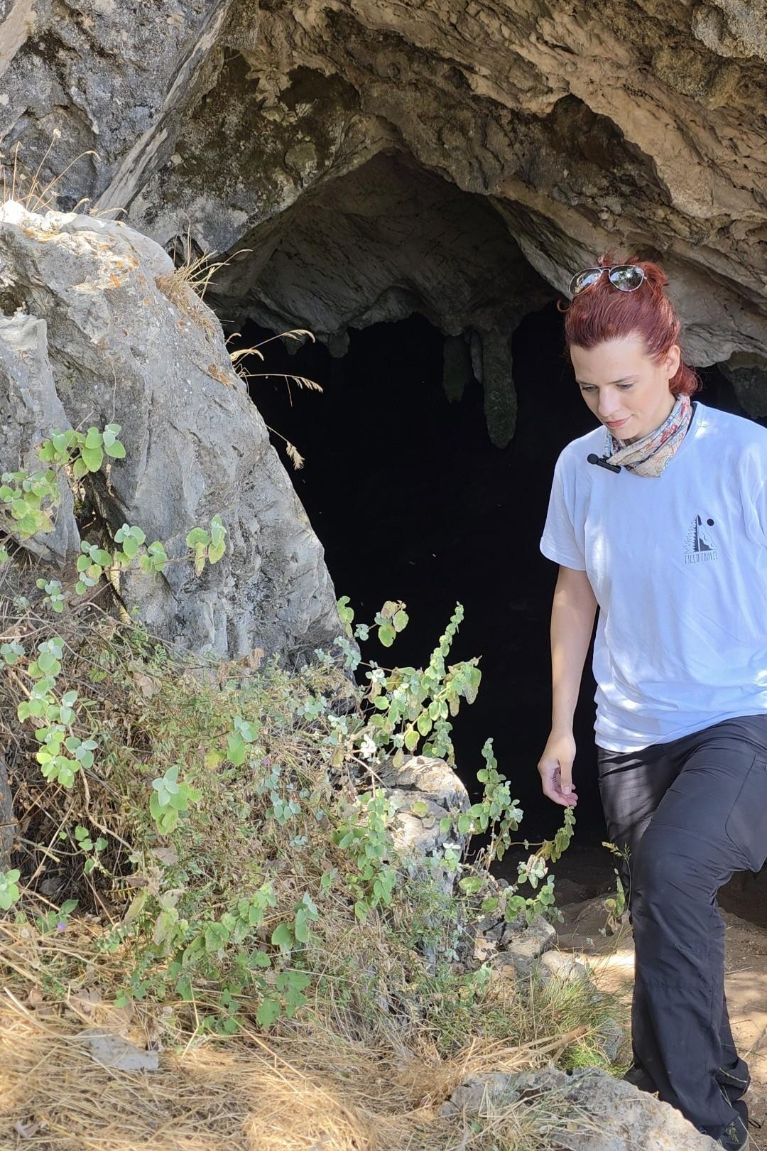 Πεζοπόρος βγαίνει από το Κωρύκειο Άντρο στον Παρνασσό.