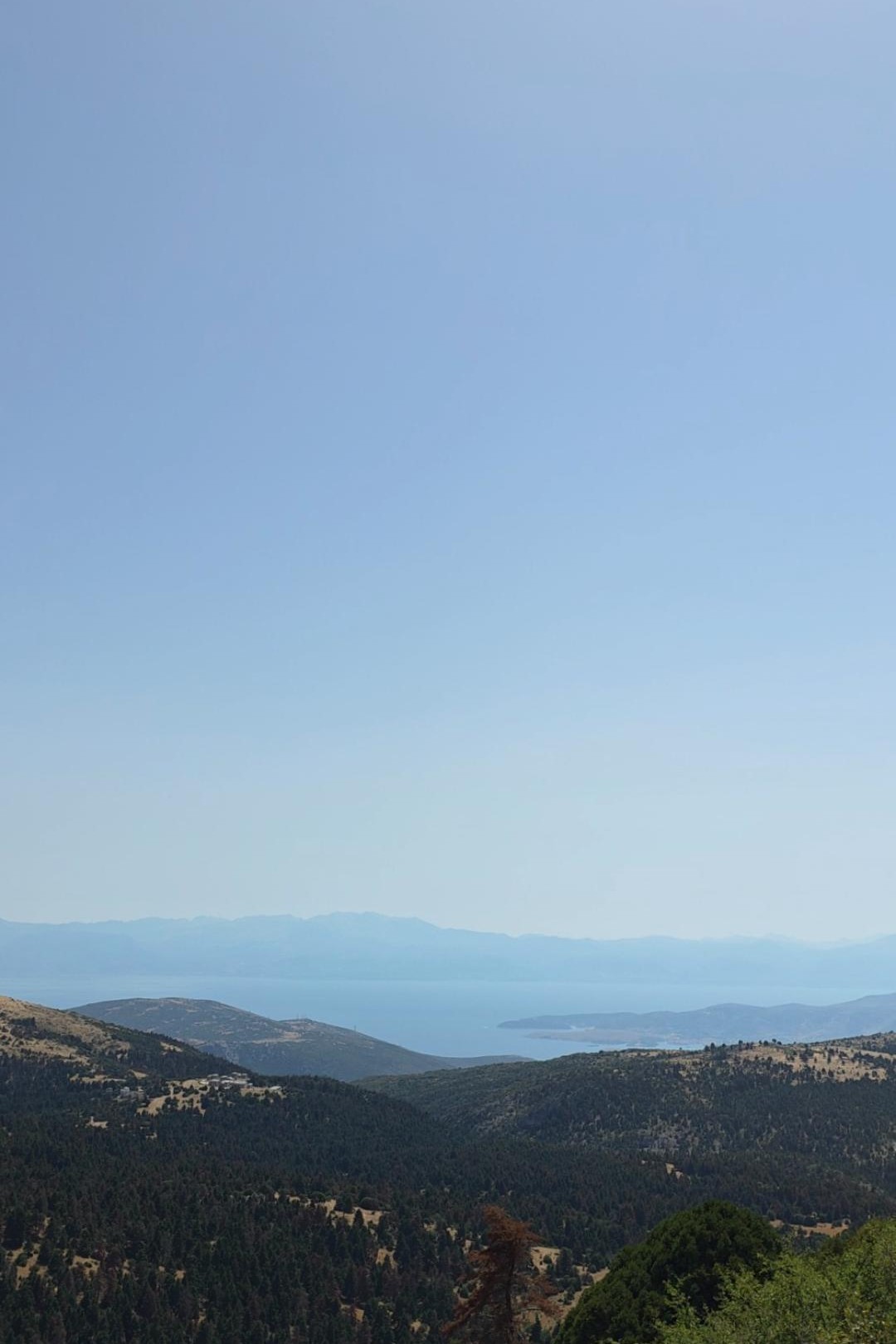 Ορεινό τοπίο του Παρνασσού στη διαδρομή πεζοπορίας προς το Κωρύκειο Άντρο